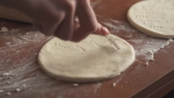 Frauenhände Rollen Mit Einem Nudelholz Den Teig Zum Backen Aus — Stockvideo