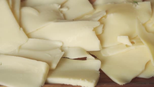 プレートの上にチーズの破片 スローモーションカメラ クローズアップ — ストック動画