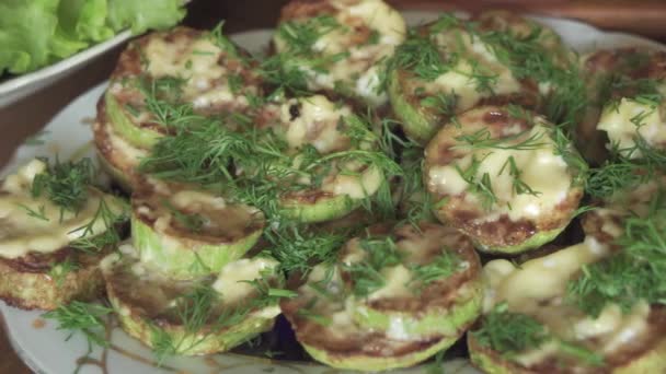 Gebratene Zucchini Auf Einem Teller Pflanzliche Lebensmittel Vegetarisches Essen — Stockvideo