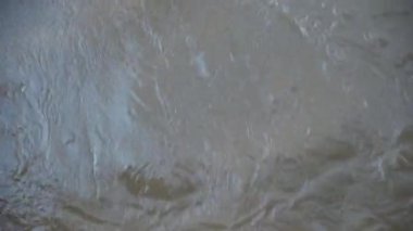 Güçlü su akışıyla nehir yüzeyi. Bir dağ nehrinin hızlı akışı. Su dokusu.