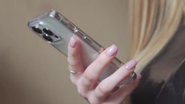 Cep telefonu kadınların elinde. Genç bir kız akıllı telefonuyla sosyal medyada geziniyor..