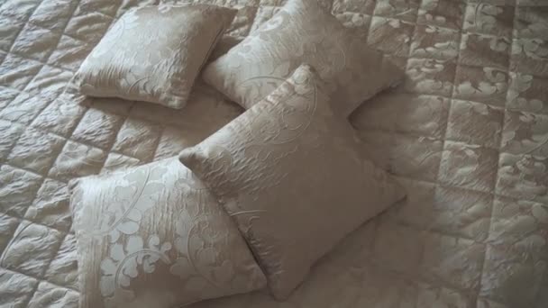 หมอนท สวยงามหลายใบนอนบนเต องนอน — วีดีโอสต็อก