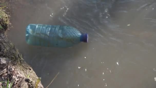 Uma Garrafa Plástico Flutua Rio Poluição Dos Recursos Hídricos Com — Vídeo de Stock