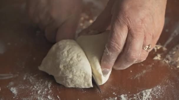 Frauenhände Schneiden Den Frisch Gekochten Teig Mit Einem Messer Brot — Stockvideo