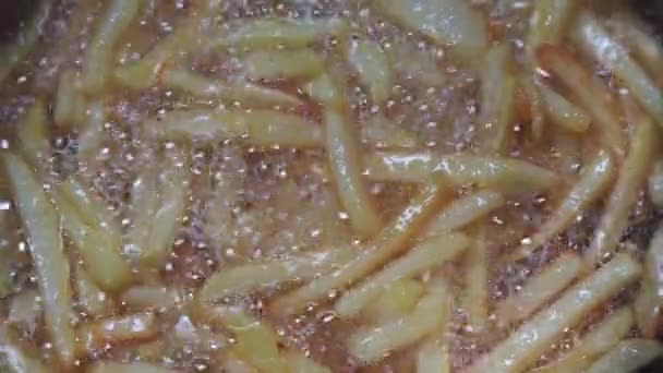 Cottura Fette Sottili Patatine Fritte Olio Bollente Primo Piano — Video Stock