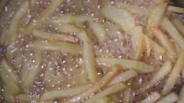 Μαγειρεύοντας Λεπτές Φέτες Τηγανητές Πατάτες Βραστό Λάδι Κοντινό Πλάνο — Αρχείο Βίντεο
