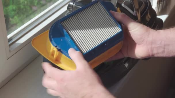 Male Hands Take Filter Out Vacuum Cleaner Check Its Condition — Stock video