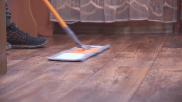 床をモップで拭く 家の掃除 清潔感と注文 低角度で認識できないモデル — ストック動画