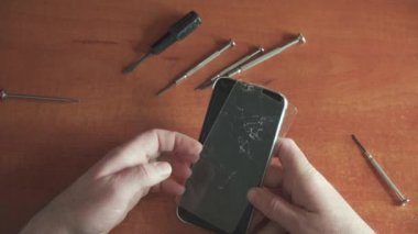 Akıllı telefondan kırılan koruyucu camlar sayesinde ekran bozulmamış. Telefon dokunmatik ekranı koruması. Bir akıllı telefon tamircisinin işi. Yukarıdan görüntüle.