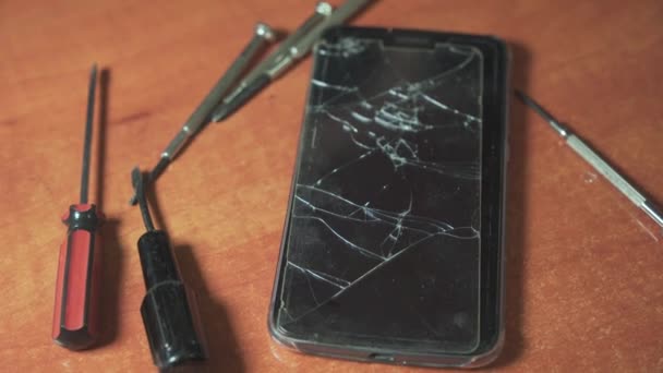 Smartphone Roto Con Cristal Protector Agrietado Encuentra Escritorio Del Reparador — Vídeo de stock