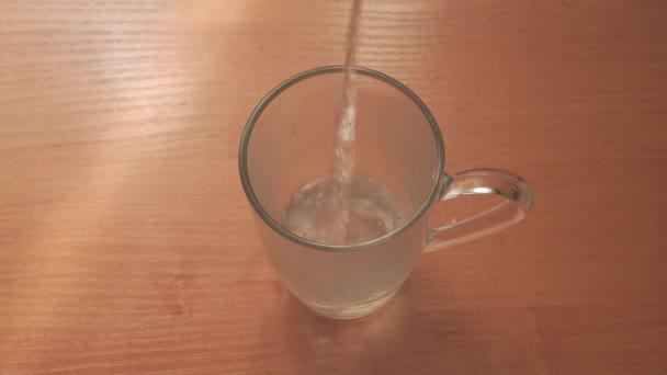 Häll Varmt Vatten Glaskopp För Att Brygga Doppa Tepåsen Kokande — Stockvideo