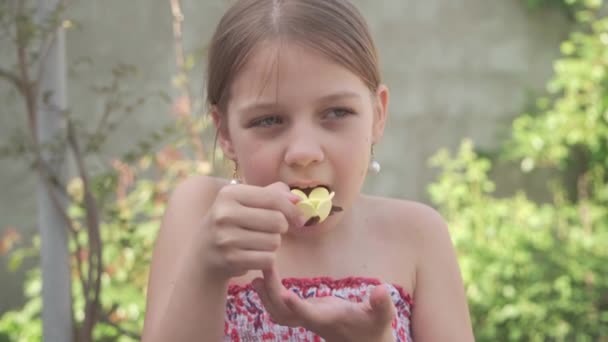 Une Jeune Fille Est Heureuse Manger Bonbon Sucré Sous Forme — Video