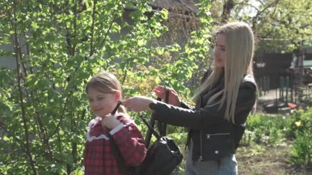 Older Sister Sends Girl Primary School Student School School Morning — Video Stock