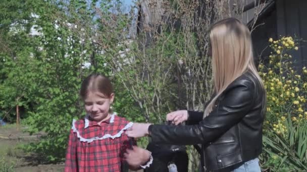 Μεγαλύτερη Αδελφή Στέλνει Ένα Κορίτσι Μια Μαθήτρια Δημοτικού Σχολείου Στο — Αρχείο Βίντεο