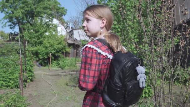 Egy Édes Iskolás Lány Egy Iskolatáskával Jár Iskolába Megfordul Mosolyog — Stock videók
