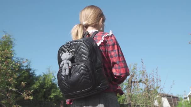 Egy Iskolai Egyenruhás Lány Hátizsákkal Vállán Iskolába Jár Visszanéz Kamera — Stock videók