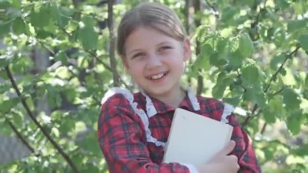 Retrato Estudante Liceu Menina Está Segurando Livro Nas Mãos Sorrindo — Vídeo de Stock