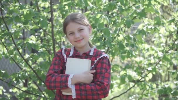 Portrait Junior High School Student Girl Holding Textbook Her Hands — Vídeo de stock