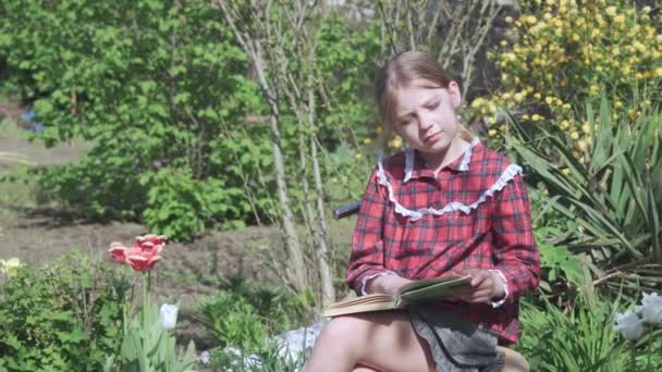 School Age Girl Reads Book Garden Good Sunny Weather Lush — стоковое видео