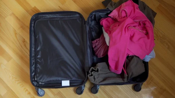 Open Suitcase Lies Floor Things Trip Casually Thrown — Fotografia de Stock