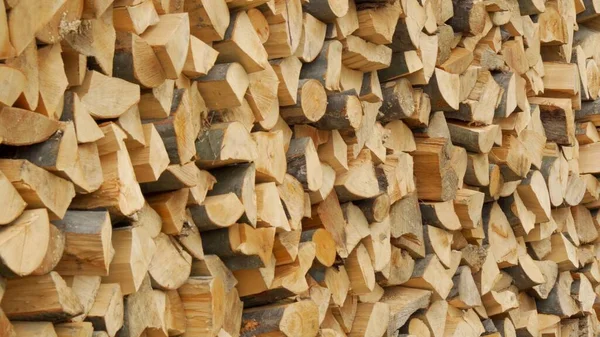 供热季节用的整齐堆放的木柴 — 图库照片