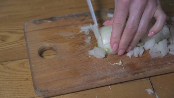 Women Hands Cut Onions Wooden Plank Woman Prepares Ingredients Cooking — Stockfoto