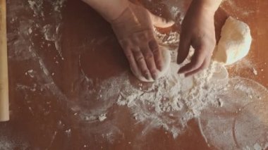 Kadın eli, merdane kullanarak hamuru fırına verir. Kırsalda ev yapımı basit bir mutfak. Kendi ekmeğinizi ya da kurabiyelerinizi yapmak.