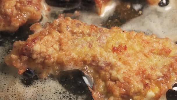 Kawałki Mięsa Smażone Patelni Oleju Zbliżenie Gotujący Się Olej Tłuste — Wideo stockowe