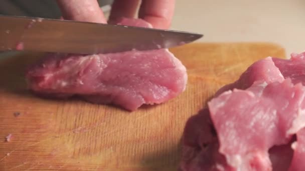 Mãos Mulher Cortam Carne Com Uma Faca Cozinha Cozinhar Pratos — Vídeo de Stock