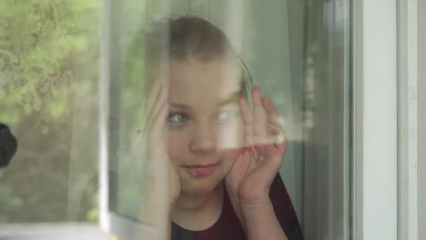 Egy Éves Lány Nézi Utcát Háza Ablakán Keresztül Otthon Van — Stock videók