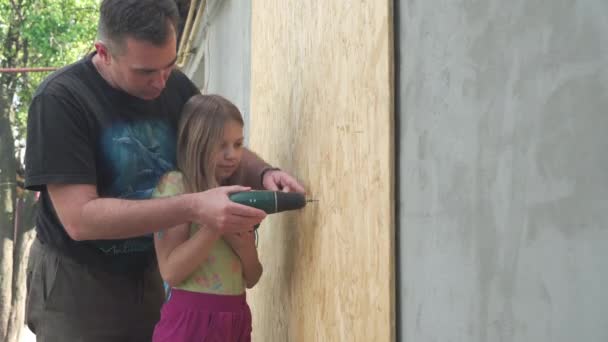 Pai Ensina Sua Filha Trabalhar Como Uma Ferramenta Construção Ele — Vídeo de Stock