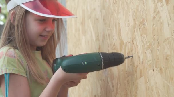 Flicka Skolåldern Försöker Använda Elektrisk Skruvmejsel Hon Vrider Den Självgängande — Stockvideo