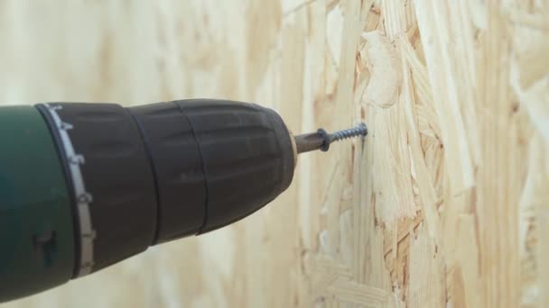 螺丝刀尖在一块木头上拧螺丝 在木工工作中使用手工施工工具 — 图库视频影像