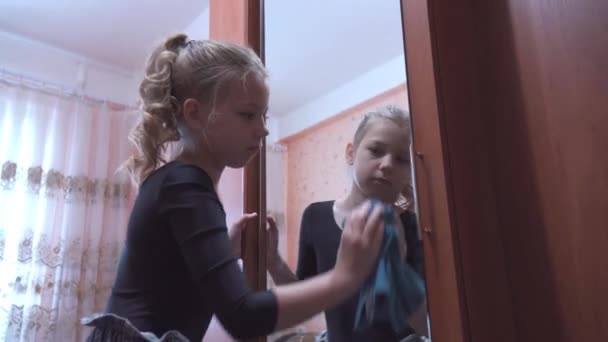 Flicka Skolåldern Städar Sin Lägenhet Hon Torkar Garderobsspegeln Och Hjälper — Stockvideo