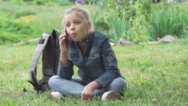 Egy Iskolás Korú Lány Parkban Füvön Telefonon Beszél Modern Gyermekek — Stock videók