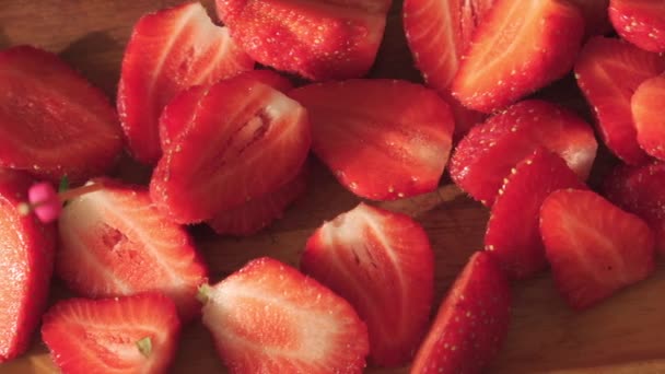 Fresas Rojas Frescas Cortadas Rodajas Yacen Una Bandeja Madera Deliciosa — Vídeo de stock