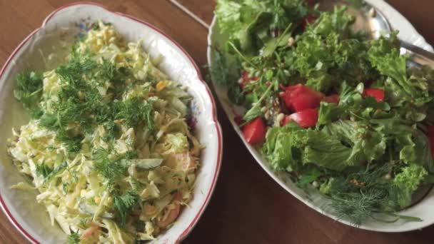 Twee Borden Gekookte Salades Staan Een Houten Tafel Vegetarisch Voedsel — Stockvideo