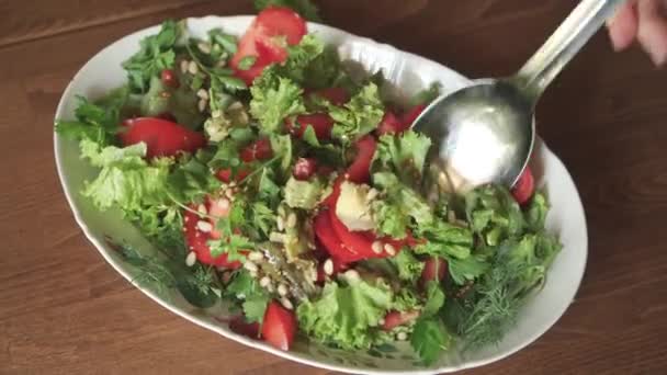 Vejetaryen Salatasını Taze Sebzelerle Hazırlıyorum Kaşıkla Karıştırmak Malzemeler — Stok video