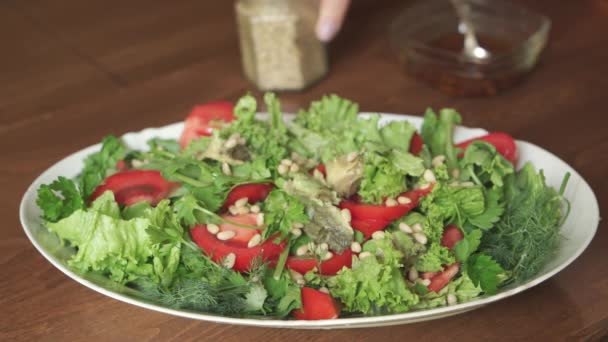 Cucina Insalata Verdure Fresche Pomodori Aneto Foglie Verdi Mano Una — Video Stock