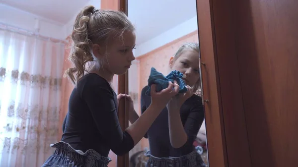 Een Meisje Van Negen Jaar Bezig Met Het Schoonmaken Van — Stockfoto