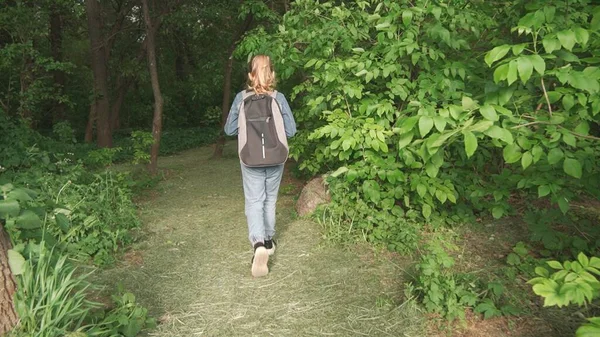 Sırtında Yürüyüş Çantasıyla Dokuz Yaşında Bir Kız Ormanda Seyahat Ediyor — Stok fotoğraf