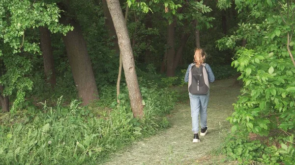 Sırtında Yürüyüş Çantasıyla Dokuz Yaşında Bir Kız Ormanda Seyahat Ediyor — Stok fotoğraf