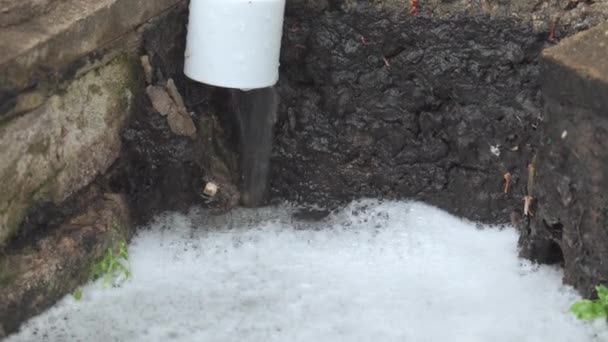 Habos Szennyezett Víz Folyik Csőből Víz Kémiai Szennyeződése Fehér Hab — Stock videók