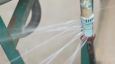 Su fıskiyeleri kırık bir borudan farklı yönlere yayılmış. Yüksek kalite 4k görüntü