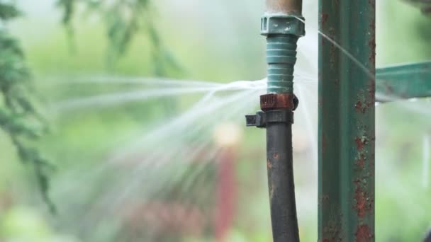 Wasser Unter Hohem Druck Strömt Aus Einem Geplatzten Rohr Wasserrohrbruch — Stockvideo