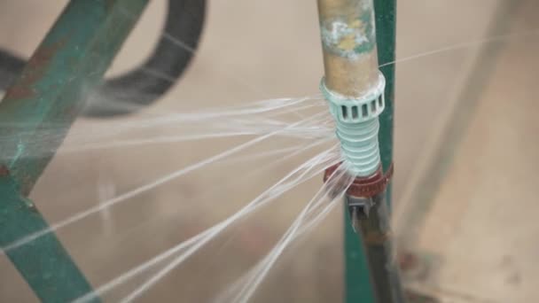 Los Chorros Agua Esparcen Diferentes Direcciones Desde Una Tubería Rota — Vídeos de Stock