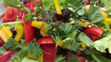 Vitamin dolu taze ve sağlıklı bir sebze salatası. Sağlıklı yiyecekler, vejetaryenlik. Yüksek kalite 4k görüntü