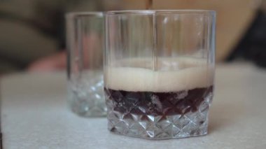 Bardağa karbonatlı tatlı su dök. Yüksek kalite 4k görüntü