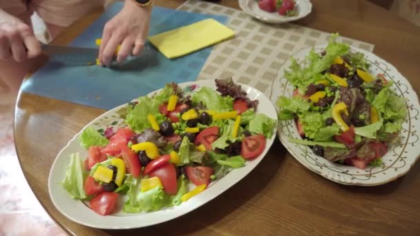 Kvinnliga Händer Gör Hälsosam Grönsakssallad Hemma Kök Högkvalitativ Film — Stockvideo