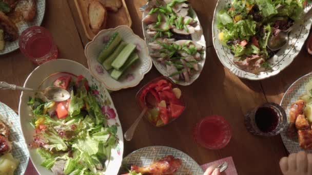 Eettafel Met Diverse Salades Bovenaanzicht Tijd Voor Een Familiediner Aan — Stockvideo